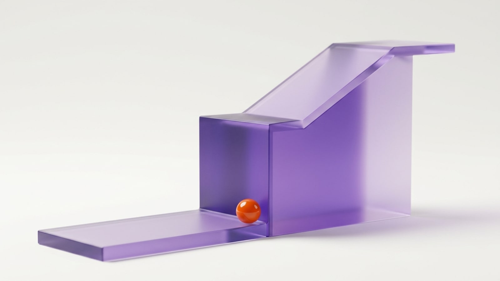 Render 3D minimalista sobre fundo off-white: uma escultura de vidro violeta fosco com a forma de uma curva em degrau. À esquerda, uma laje baixa e comprida; no meio, uma parede vertical alta; do alto dela, uma rampa sobe em diagonal até um platô plano à direita. Uma bolinha laranja brilhante está parada ao pé da parede, no fim da laje baixa.