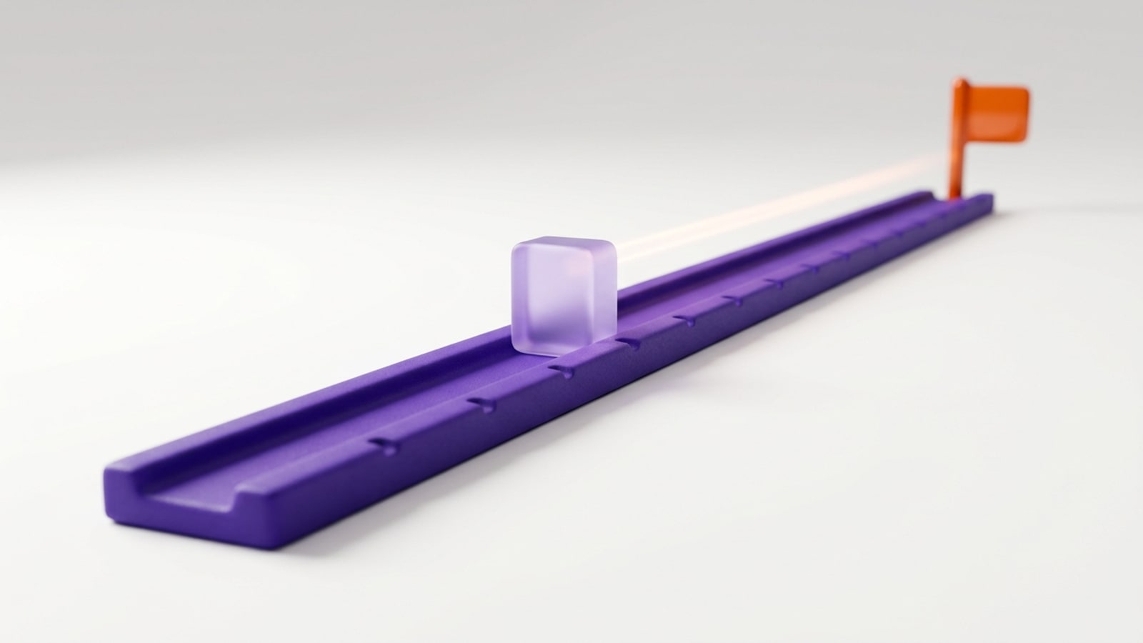 Render 3D minimalista sobre fundo off-white: um trilho longo de cerâmica violeta fosca, com entalhes lisos e sem números, atravessa o quadro em diagonal e se perde em desfoque. Sobre ele está um bloco de vidro lilás fosco; no fim do trilho, uma bandeira laranja brilhante marca o alvo, e um rastro de luz suave liga o bloco à bandeira.