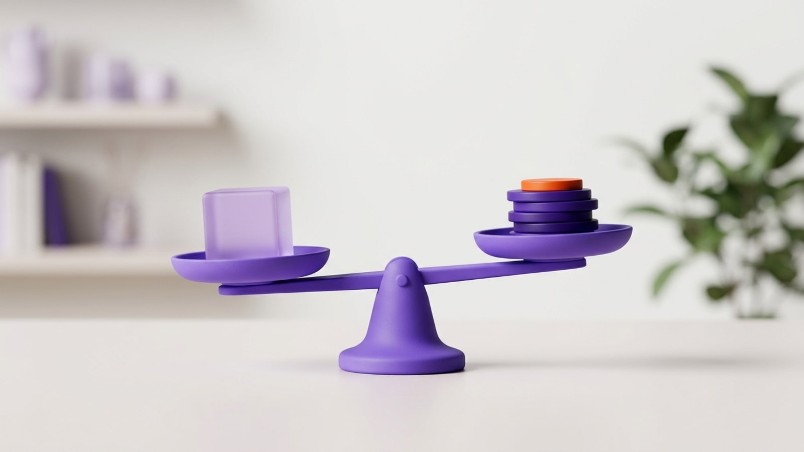 Render 3D minimalista de uma balança de pratos violeta sobre uma mesa clara. No prato da esquerda, mais baixo, um cubo de vidro lilás fosco; no prato da direita, mais alto, uma pilha de quatro discos violeta com um disco laranja no topo. Ao fundo, prateleiras e uma planta desfocadas.