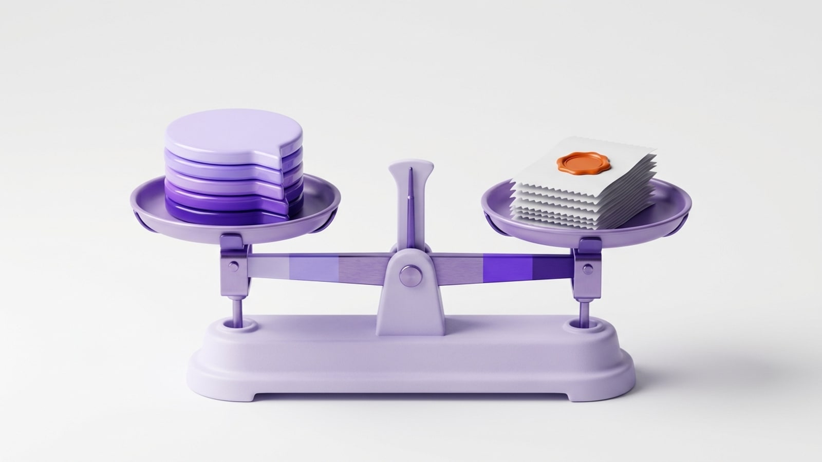 Render 3D minimalista sobre fundo off-white: uma balança de pratos lilás, perfeitamente nivelada. No prato da esquerda, uma pilha de balões de fala em tons de lilás a violeta; no da direita, uma pilha de recibos de papel branco com borda serrilhada e um lacre de cera laranja por cima.