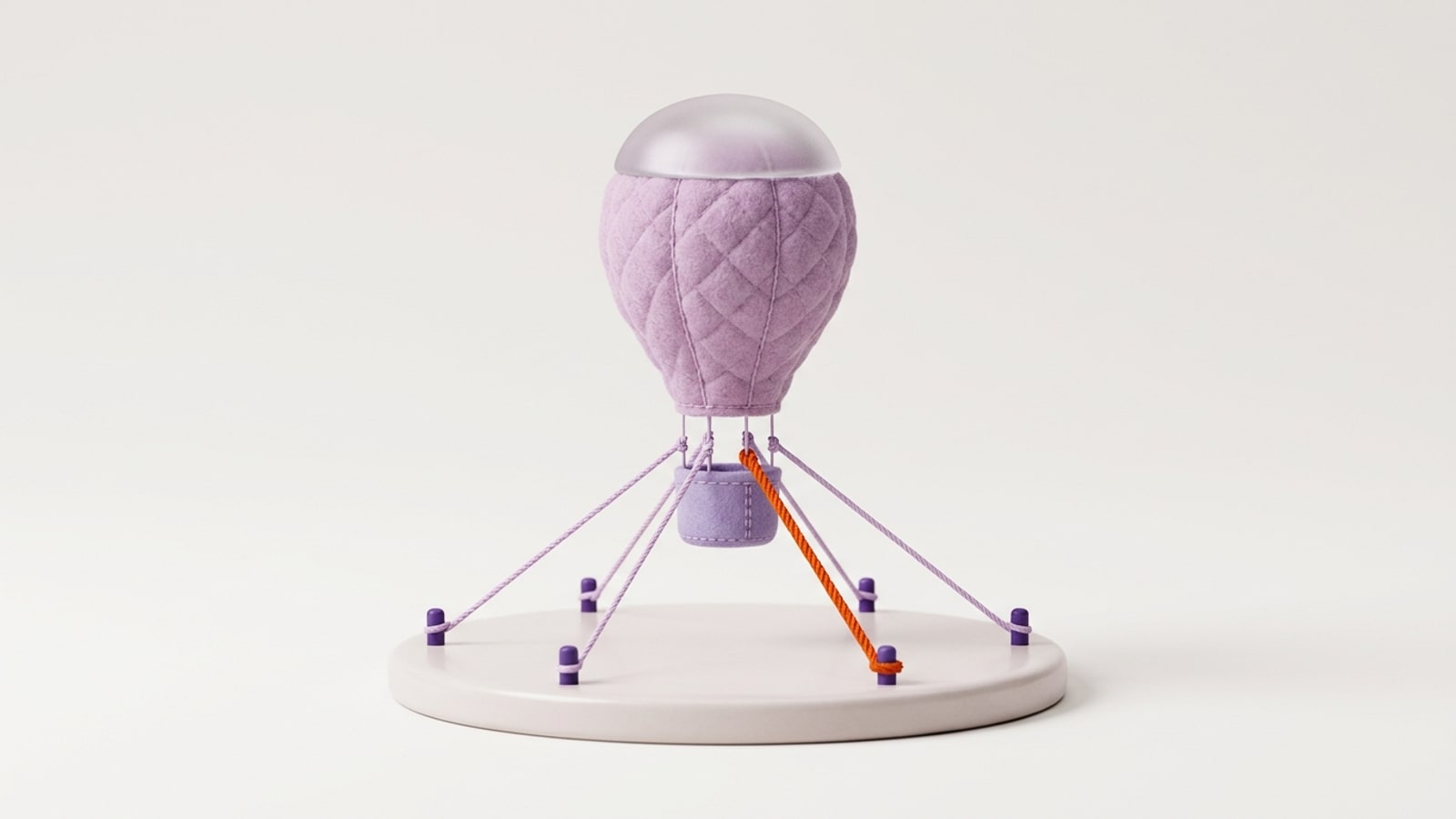 Render 3D minimalista sobre fundo off-white: um pequeno balão de ar quente de feltro lilás acolchoado, com o topo de vidro fosco e um cesto de feltro, flutua sobre uma base redonda de cerâmica clara. Seis fios o prendem a pinos violeta na base: cinco fios finos lilás e um cordão laranja mais grosso.