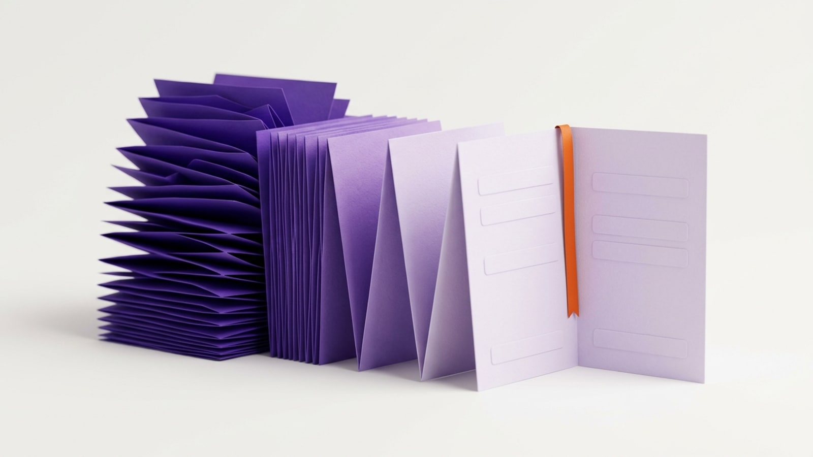 Render 3D minimalista sobre fundo off-white: uma sanfona de papel atravessa o quadro da esquerda para a direita. À esquerda, dezenas de dobras finas em violeta profundo se amontoam desalinhadas; ao centro, as dobras clareiam e se abrem; à direita, terminam em duas folhas lilás claras, abertas como um livreto, com quatro campos vazios em relevo em cada uma. Uma fita laranja de marcador está presa entre as duas folhas.