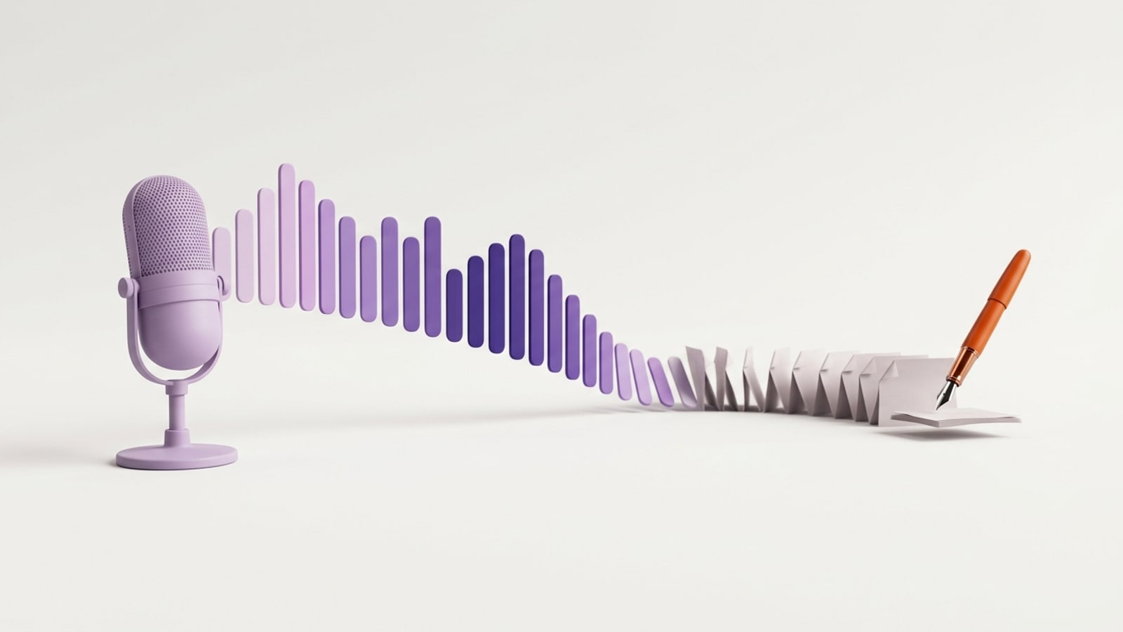 Render 3D minimalista sobre fundo off-white: um microfone de estúdio lilás, à esquerda, emite uma fileira de barras verticais arredondadas, como um equalizador de áudio, que vão de lilás claro a violeta profundo e, à direita, se transformam numa sequência de bilhetes de papel dobrados; no fim da fileira, uma caneta-tinteiro laranja está pousada sobre a última folha.