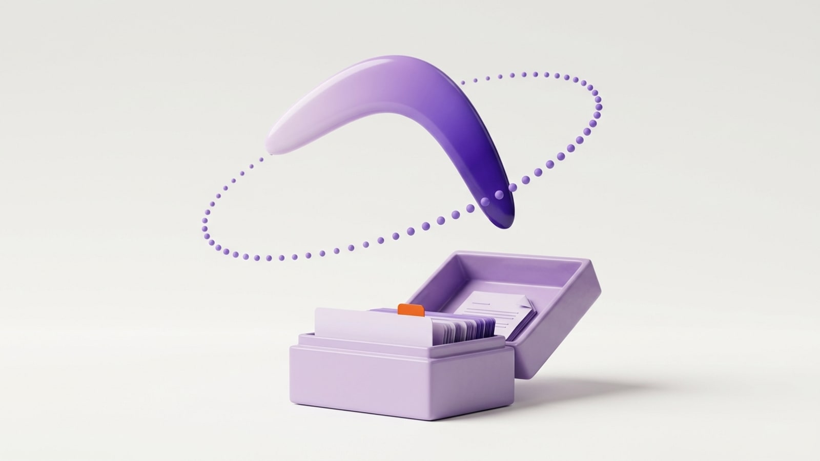 Render 3D minimalista sobre fundo off-white: um bumerangue brilhante, em degradê de lilás claro a violeta profundo, flutua no alto acompanhado de um arco pontilhado de pequenas esferas violeta que dá a volta e retorna ao ponto de partida; embaixo, uma caixa-fichário lilás aberta guarda uma fileira de fichas, uma delas marcada com uma aba laranja, e uma folha dobrada na tampa.