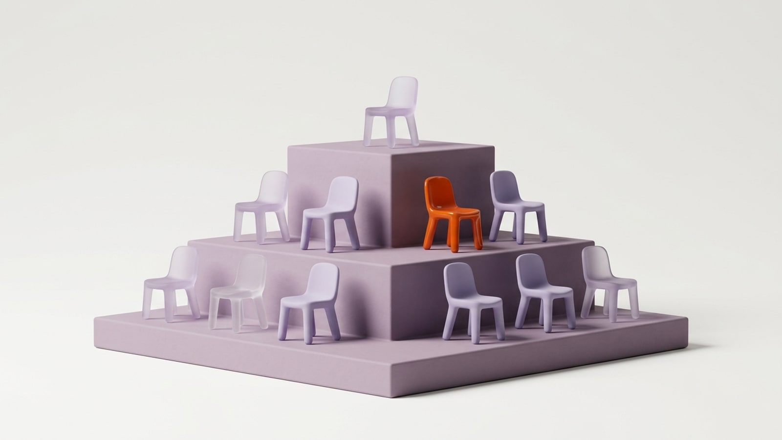 Render 3D minimalista sobre fundo off-white: um pódio de três degraus em argila lilás fosca, com pequenas cadeiras de vidro fosco e cerâmica lilás espalhadas pelos níveis. Uma cadeira no topo, quatro no degrau do meio e seis no de baixo. No meio, uma única cadeira laranja brilhante se destaca, e uma das cadeiras de baixo é quase transparente, como um lugar vazio.