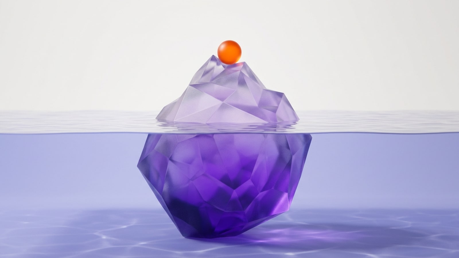 Render 3D minimalista de um iceberg facetado de vidro fosco violeta flutuando numa água lilás translúcida. Acima da linha d'água fica uma parte menor e mais clara, com uma esfera laranja no topo; abaixo da superfície, a parte submersa é bem maior e de um violeta mais escuro.