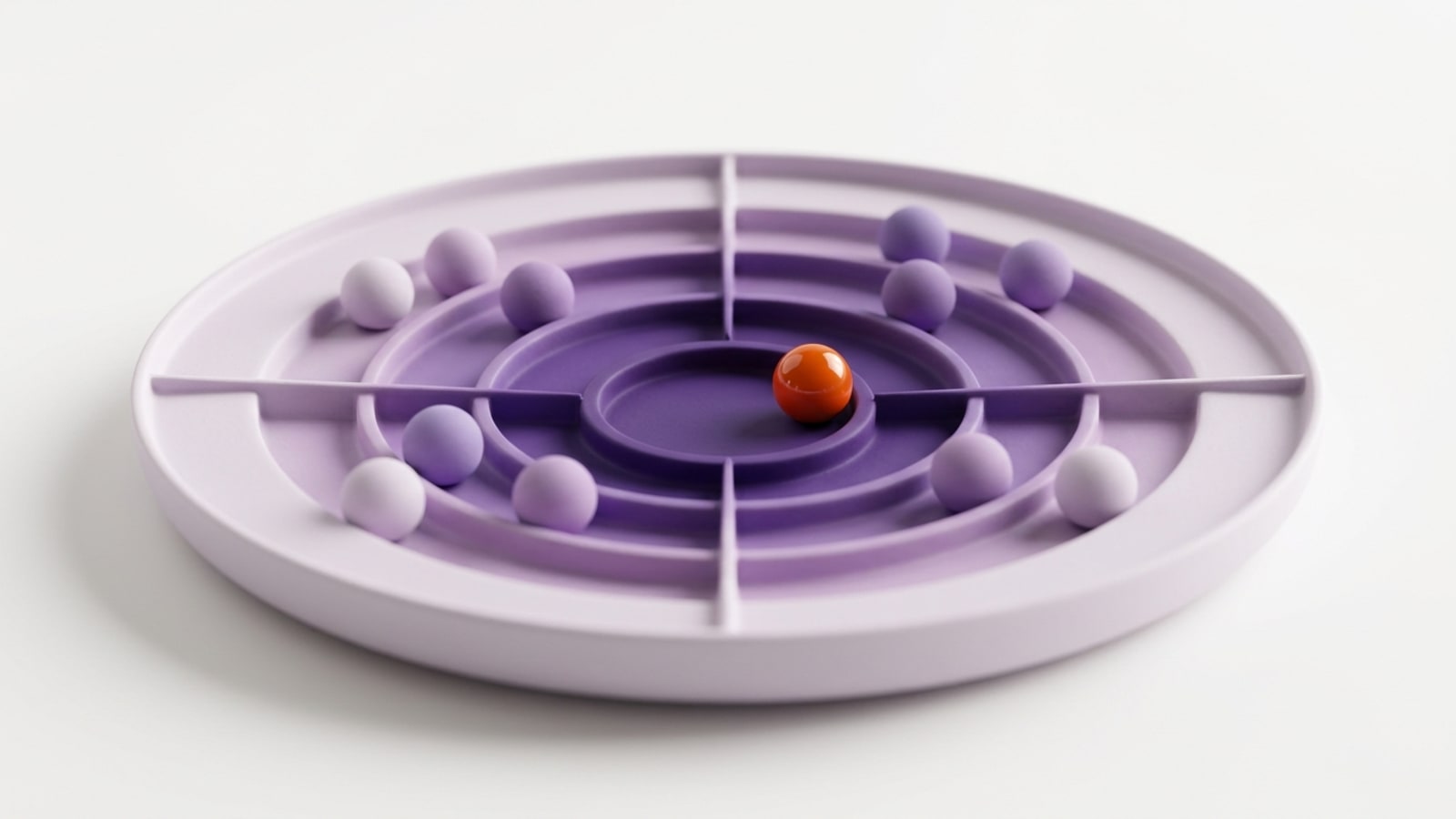 Render 3D minimalista sobre fundo off-white: um prato raso e redondo em lilás fosco, com quatro anéis em degraus que escurecem até o violeta no centro e dividido em quatro quadrantes por frisos finos. Onze esferas lilás e violeta descansam nos anéis externos e uma única esfera laranja brilhante está no anel central.