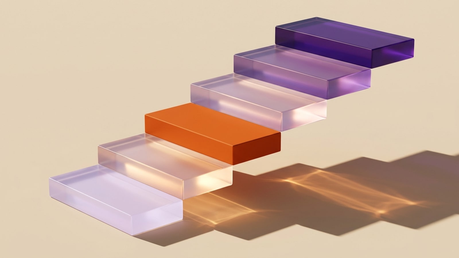 Render 3D sobre fundo areia claro: uma escada de seis degraus subindo da frente para o fundo à direita. Cinco são blocos de vidro fosco translúcido, do lilás quase transparente no mais próximo ao violeta profundo no mais distante. O terceiro degrau, no meio da subida, é um bloco laranja opaco e fosco que interrompe a sequência de vidro. Uma luz baixa e quente vem da esquerda, atravessa os blocos e projeta à direita uma sombra longa em degraus com reflexos âmbar no chão. Vista de três quartos, de cima.